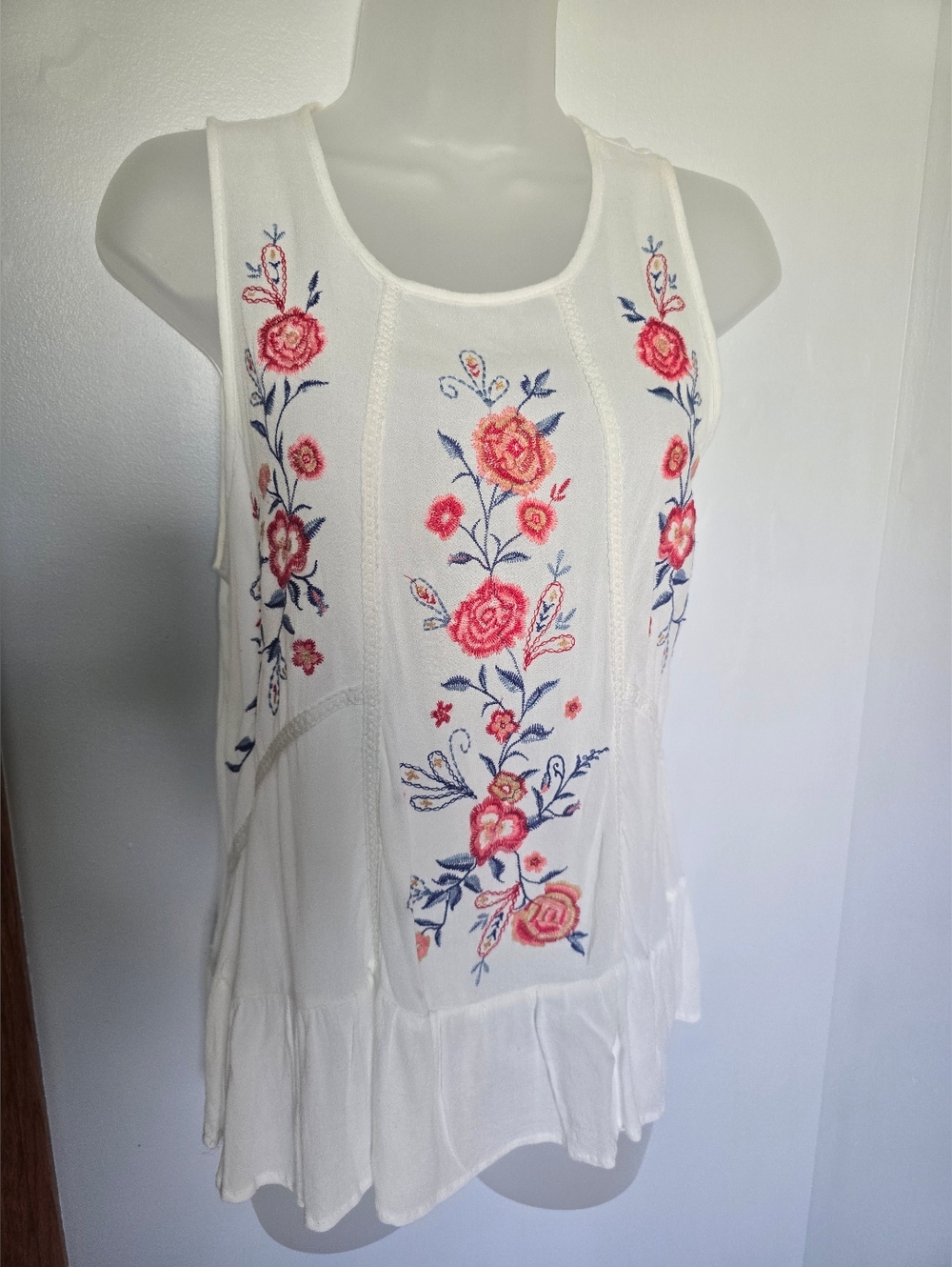 NWOT Xhilaration white sleeveless Embroidered Floral Tank Top Womens Size Medium - Picture 12 of 12